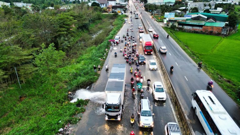 Khoảnh khắc đẹp giữa dòng xe giờ tan tầm