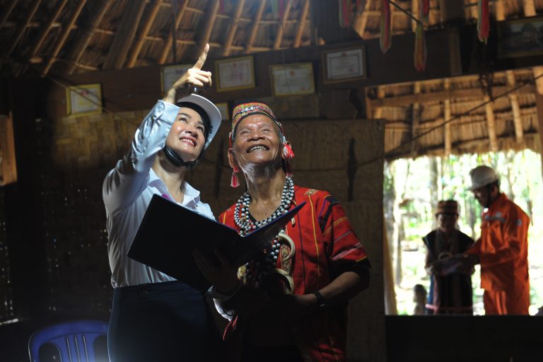 Giúp đỡ già làng