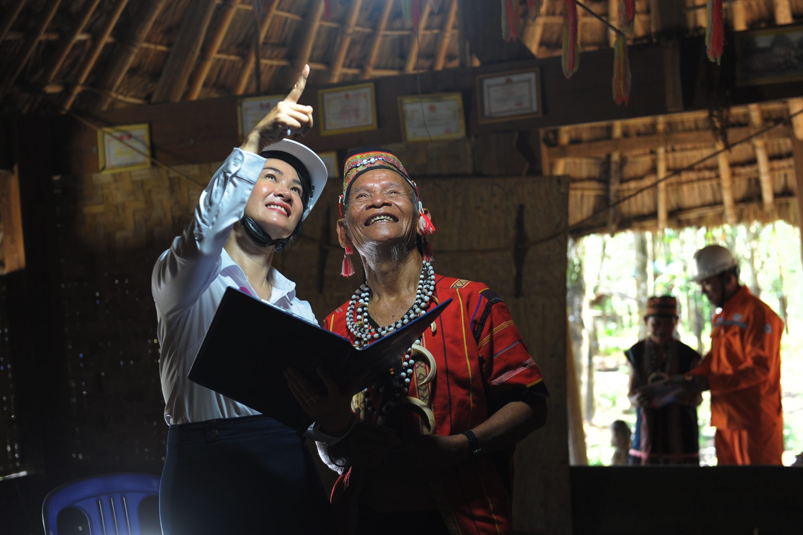 Giúp đỡ già làng