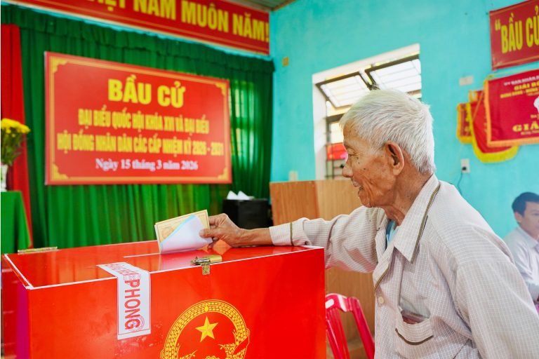 Nụ cười tuổi già bên lá phiếu công dân