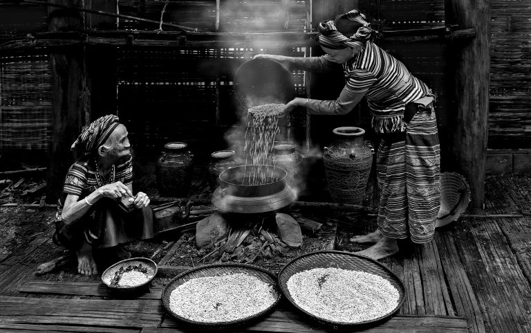 Công đoạn nấu cơm làm rượu cần của người Hrê