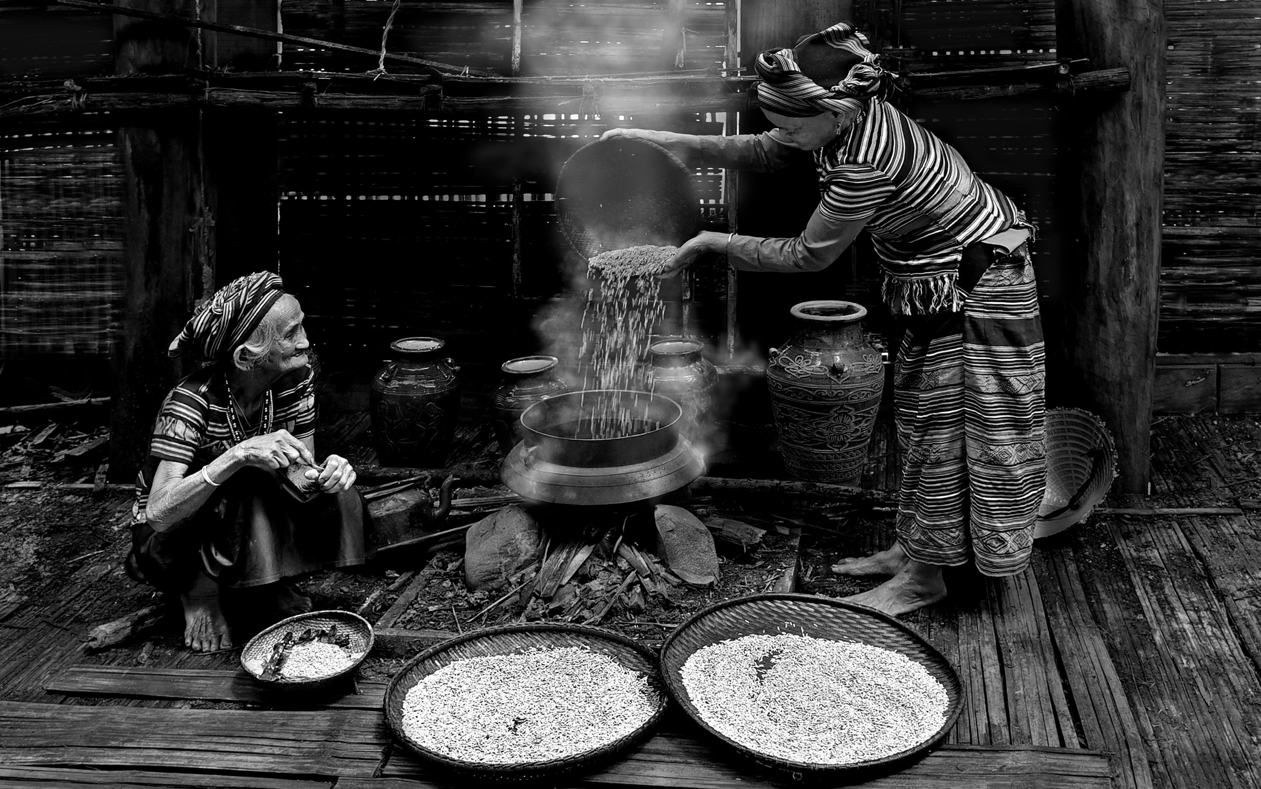 Công đoạn nấu cơm làm rượu cần của người Hrê