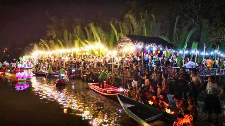 Đêm hoa đăng bên rừng dừa nước