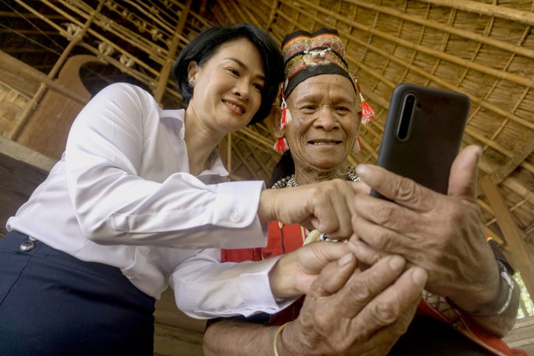 Niềm vui khi già làng cùng ngành điện
