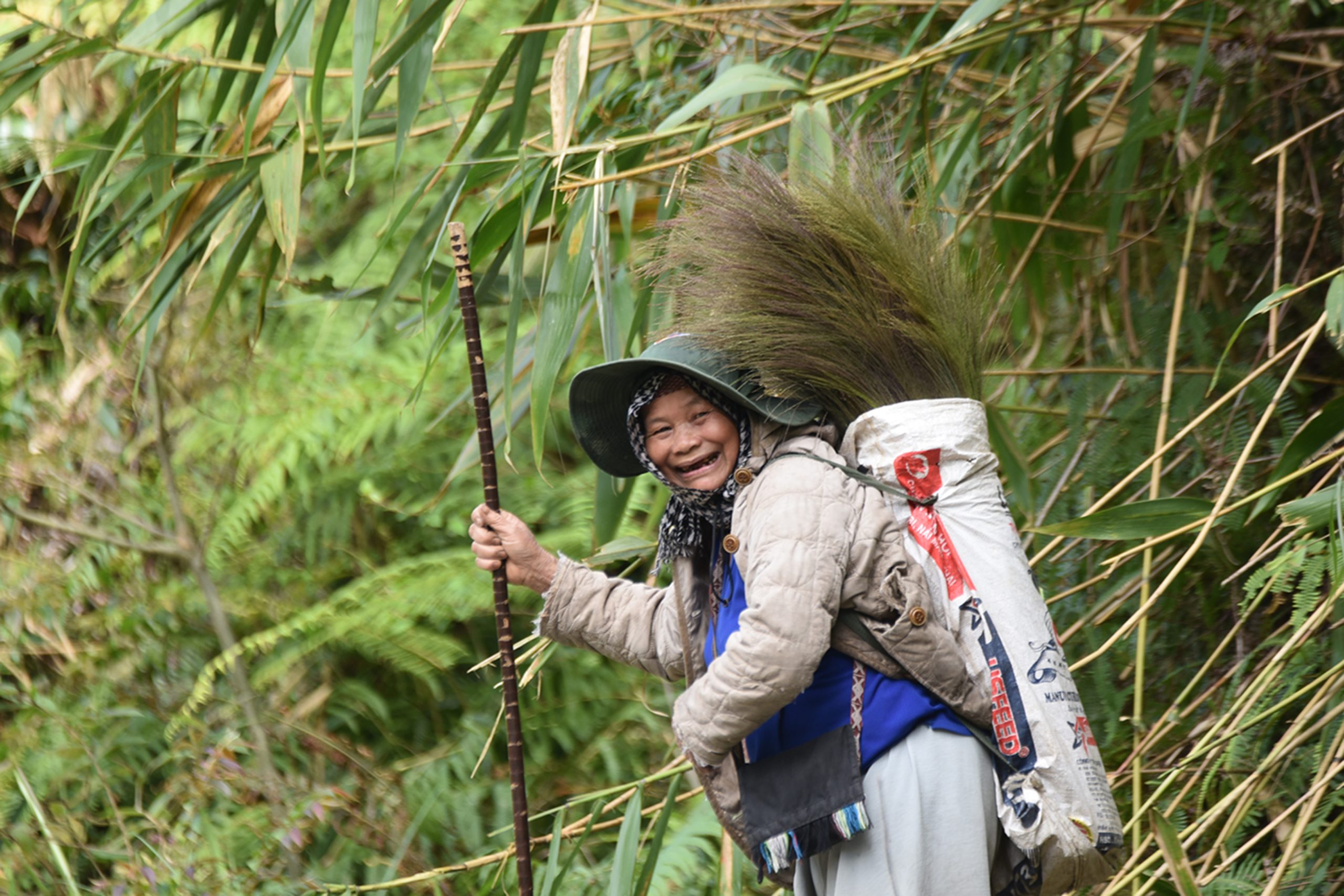 Trên lưng mẹ là cả nguồn sống