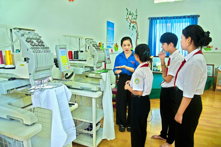 Dạy nghề cho trẻ khuyết tật