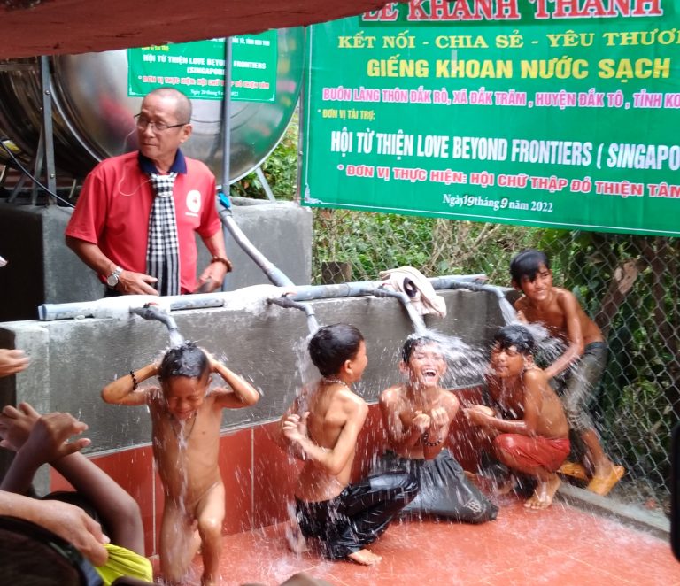 Dòng nước mát tình người, nụ cười hạnh phúc trẻ thơ