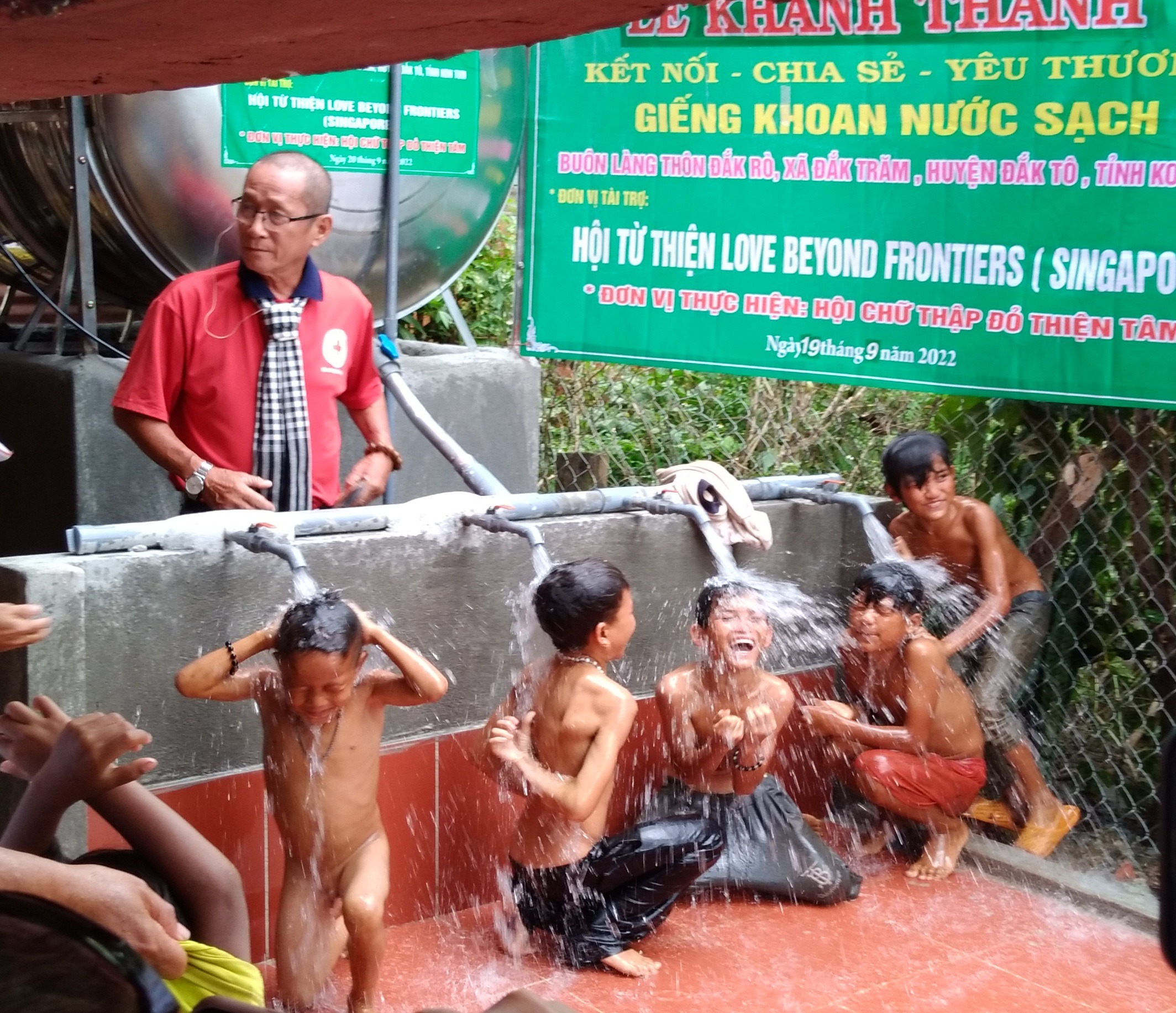 Dòng nước mát tình người, nụ cười hạnh phúc trẻ thơ