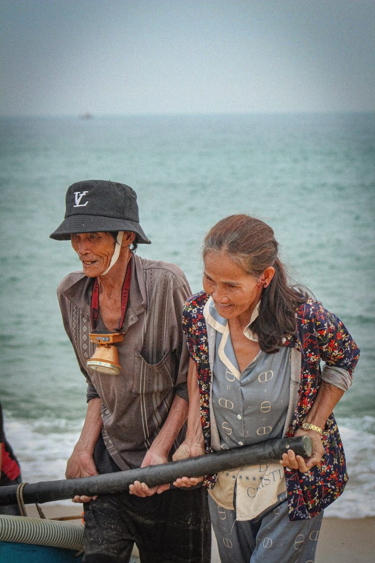 Cùng nhau qua sóng gió