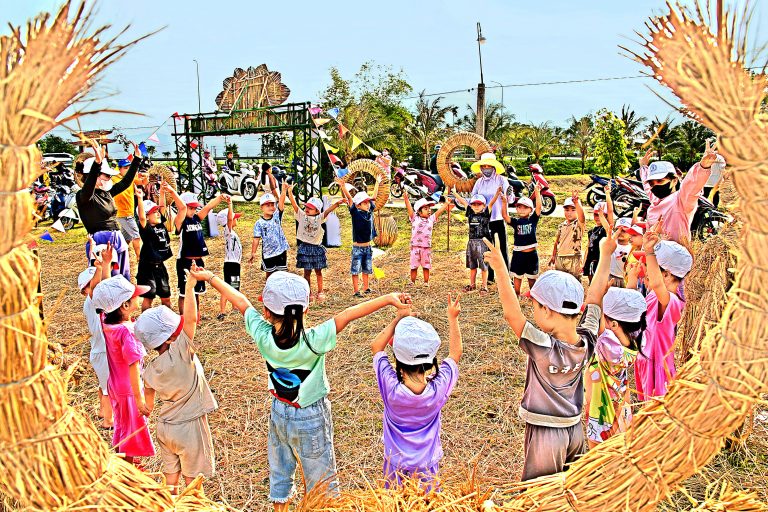 Kết vòng thân ái
