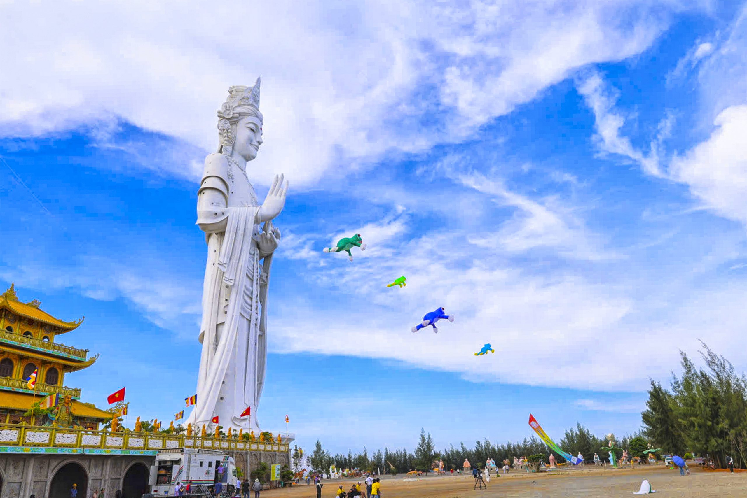 Cánh diều nghệ thuật tung bay bên tượng Phật Quan Âm cao nhất Đông Nam Á.