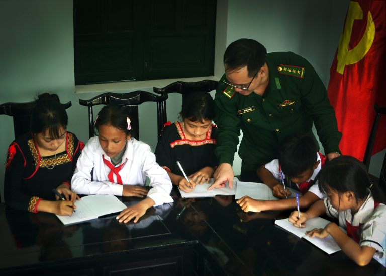 THẦY CỦA EM LÀ CHÚ BỘ ĐỘI