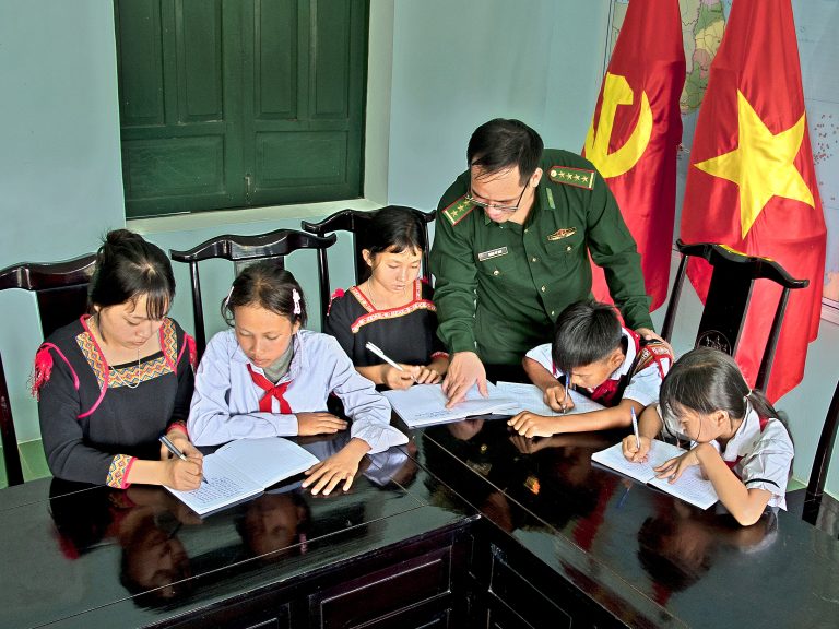 Thầy giáo chiến sĩ