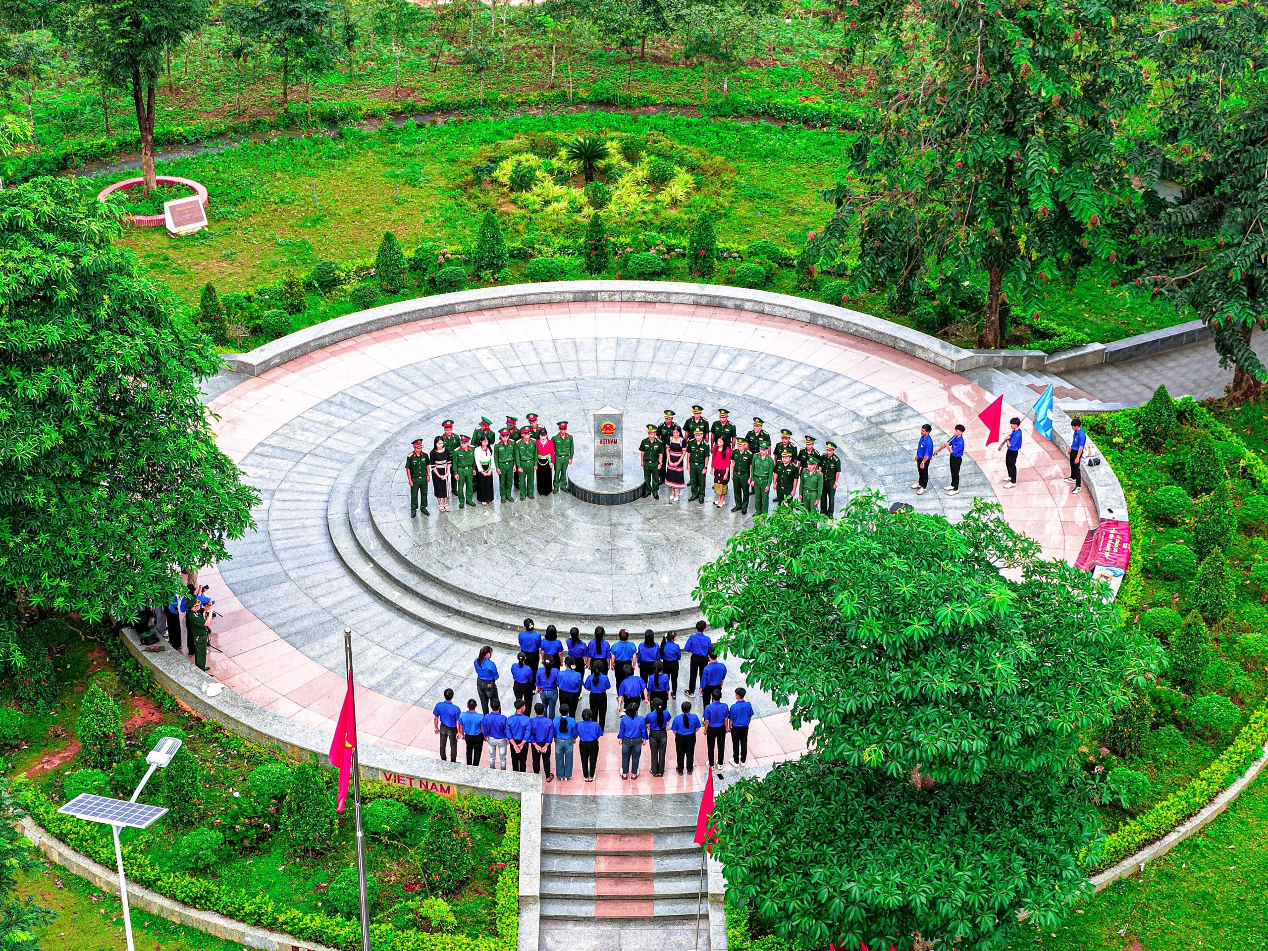 Chào cờ trên Ngã Ba Biên