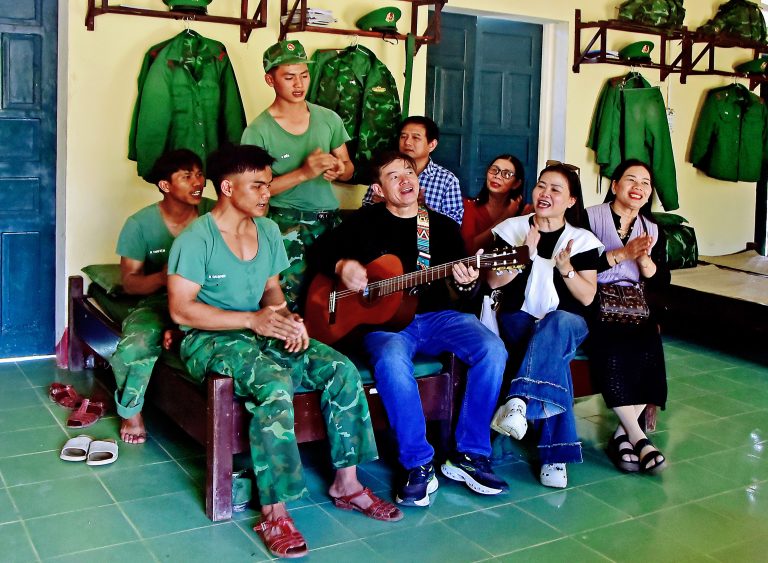 Hát cùng chiến sĩ