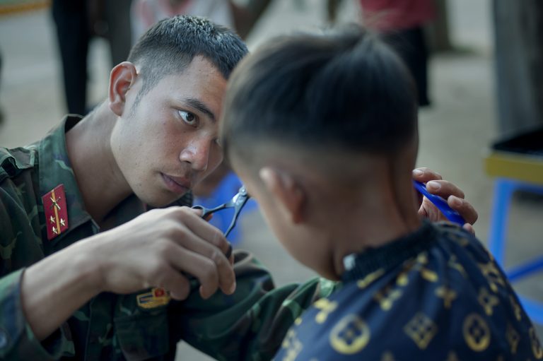 Khi các chú Bộ đội về làng