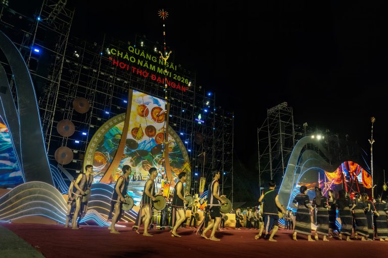 Vòng xoang đón chào năm mới