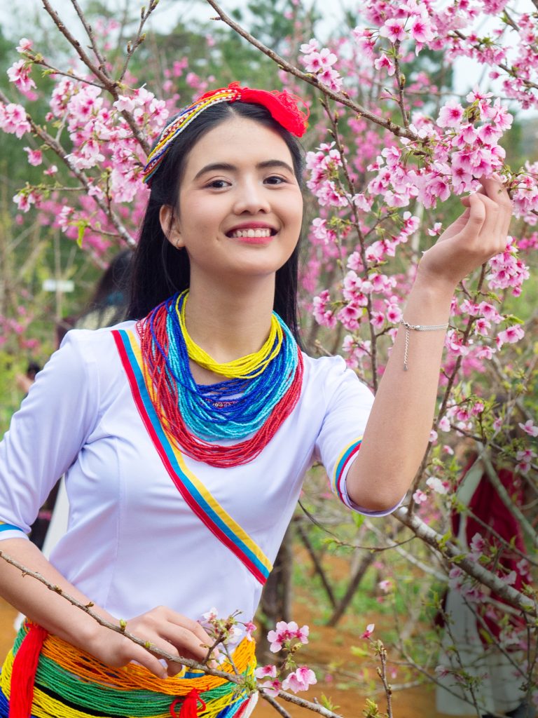 Thiếu nữ bên hoa đào