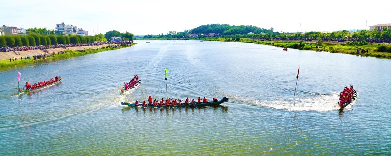 Đua thuyền trên sông Trà Bồng