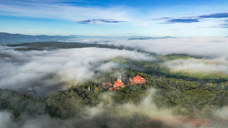 Chùa Khánh Lâm Măng Đen vào sáng sớm