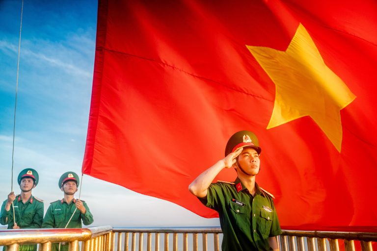 Thiêng liêng tự hào canh giữ bảo vệ cờ Tổ quốc