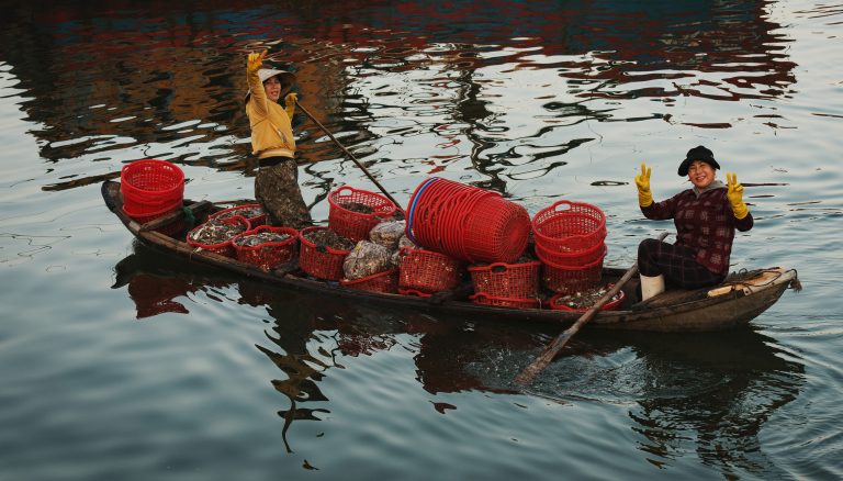 Nụ cười trên sông