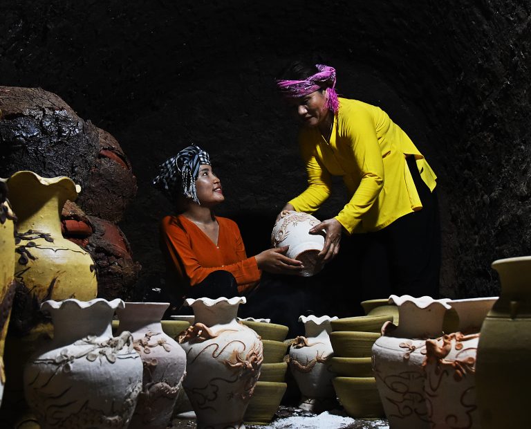 Bên trong lò gốm