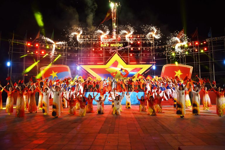 Đất nước trọn niềm vui