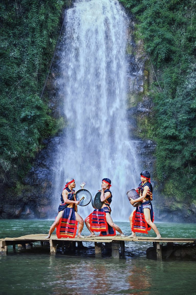 Đấu chiêng của người Cor