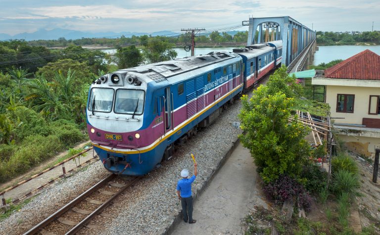 Đoàn tàu chở niềm vui đoàn tụ về đến cầu Trường Xuân, trên dòng sông Trà Khúc