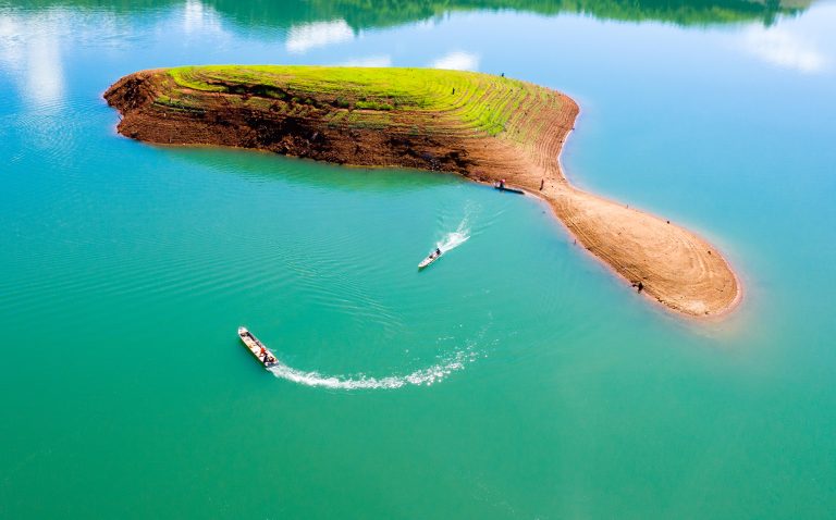 Điếm check in tuyệt đẹp giữa lòng hồ thủy điện Nước Trong.