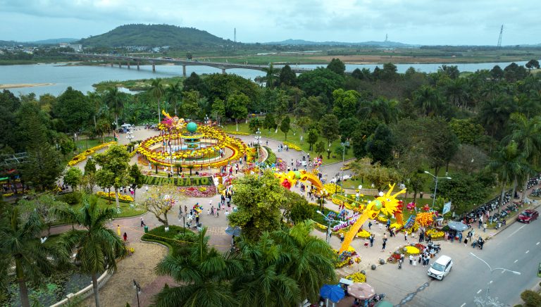 Du xuân vườn hoa công viên Ba Tơ