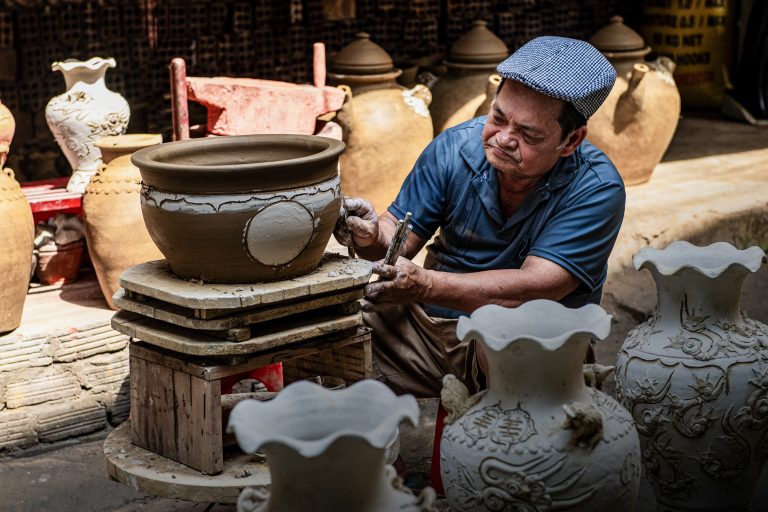 Chân dung người giữ lửa lò gốm cổ Mỹ Thiện