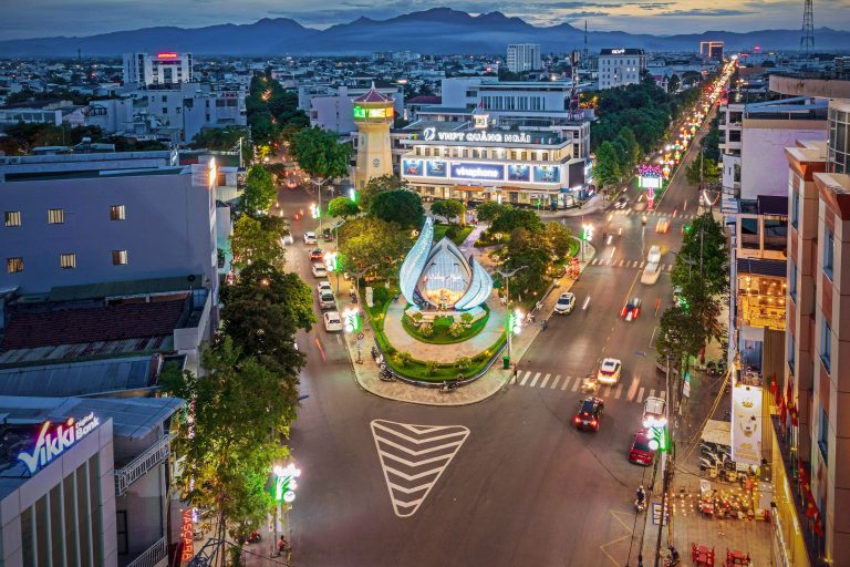 Góc phố lên đèn
