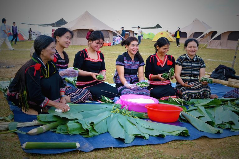 Gói bánh truyền thống của người Hrê