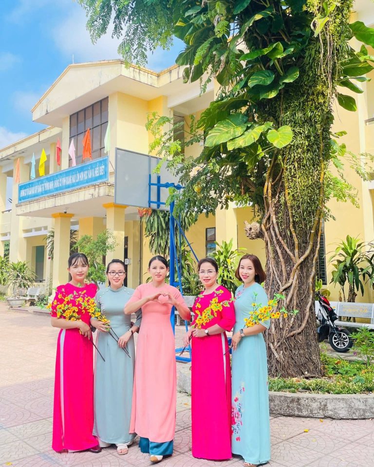 Hoa nở giữa sân trường
