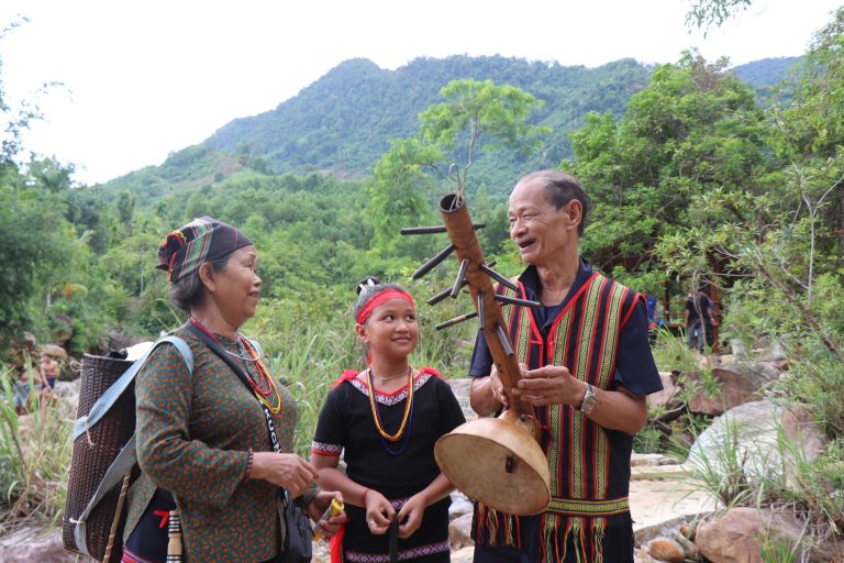 Khúc Ca leo mừng quê hương đổi mới