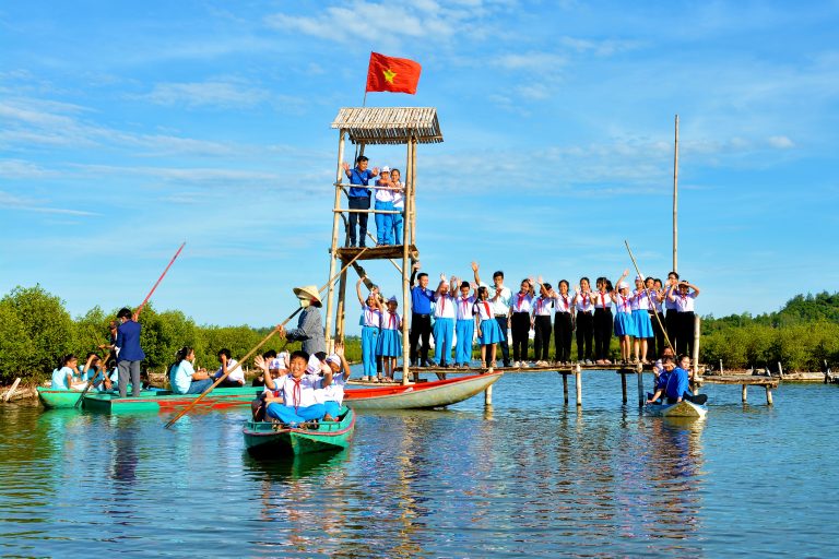 Học sinh tham quan Bàu Cá Cái