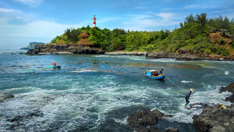 Hải đăng Ba Làng An hiên ngang, vững vàng trước sóng gió