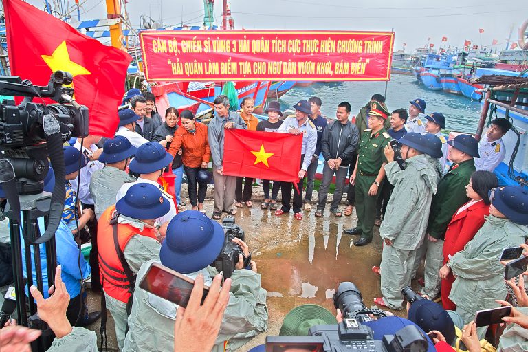 Hải quân điểm tựa cho ngư dân