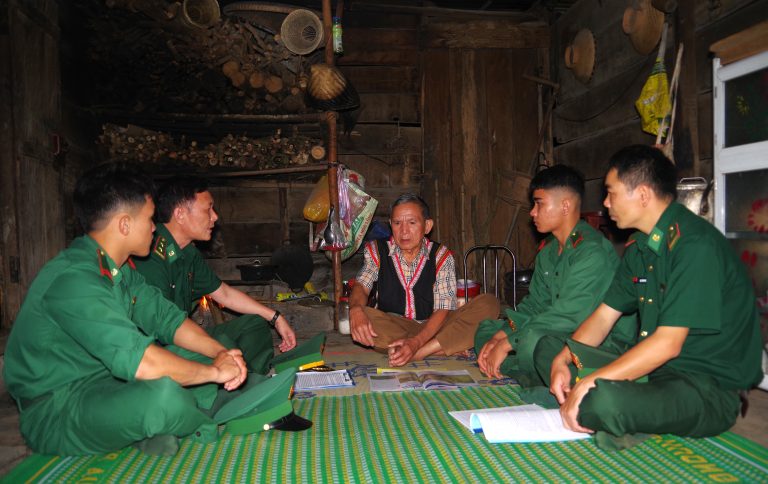 GIỮ LỬA GIỮA BẢN LÀNG