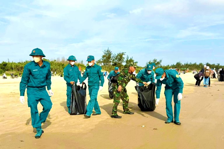 Chung tay giữ màu xanh cho biển Châu Tân