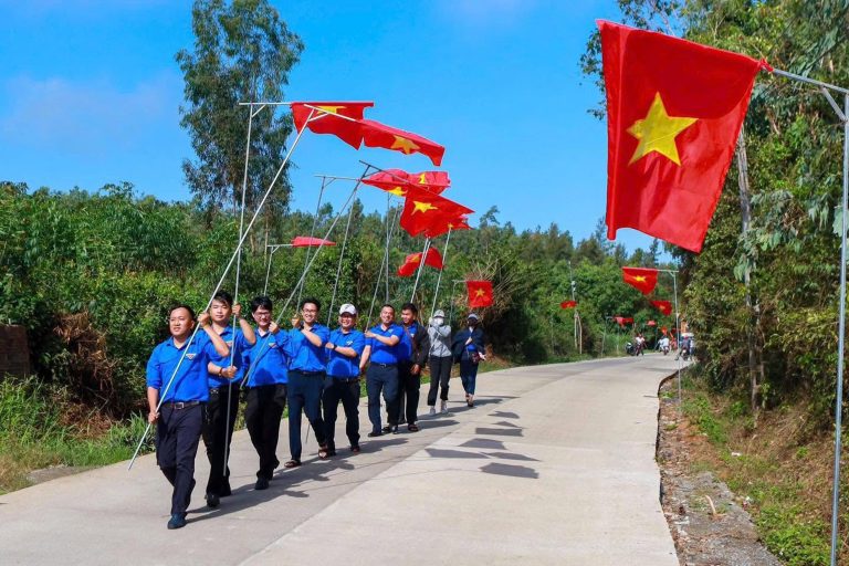 Tuổi trẻ Đông Sơn chung tay treo cờ Tổ quốc, lan tỏa tinh thần yêu nước