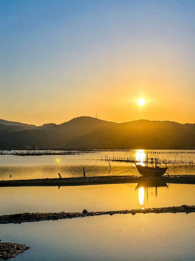 Hoàng hôn trên đầm