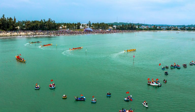 Lễ hội đua ghe đầu xuân mới ở Tịnh Kỳ