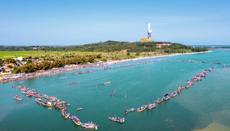 Lễ hội đua thuyền đầu năm trên sông Trà