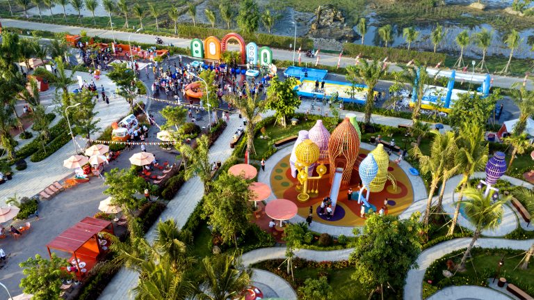 Lễ hội té nước tại công viên Coastal Quảng Ngãi