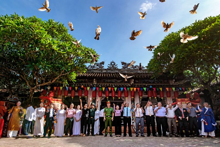 Thả chim bồ câu tại Lễ hội Điện Trường Bà