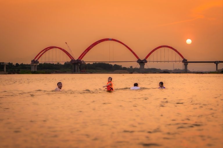 Lớn lên cùng nhịp cầu