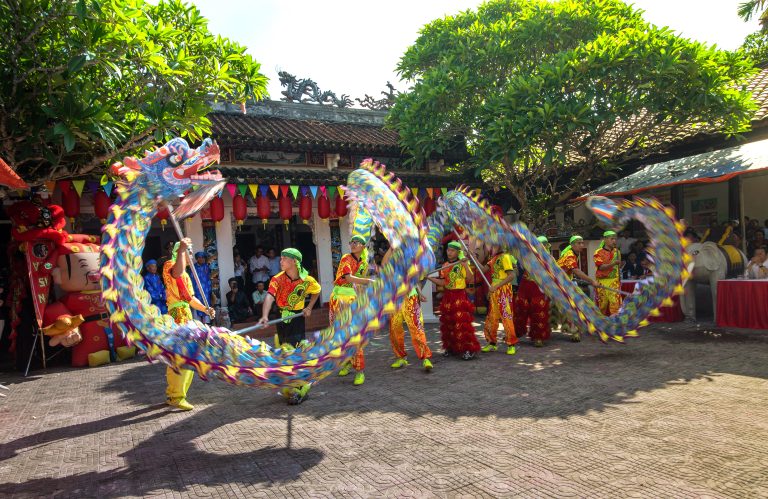 Múa rồng trong Lễ hội Điện Trường Bà